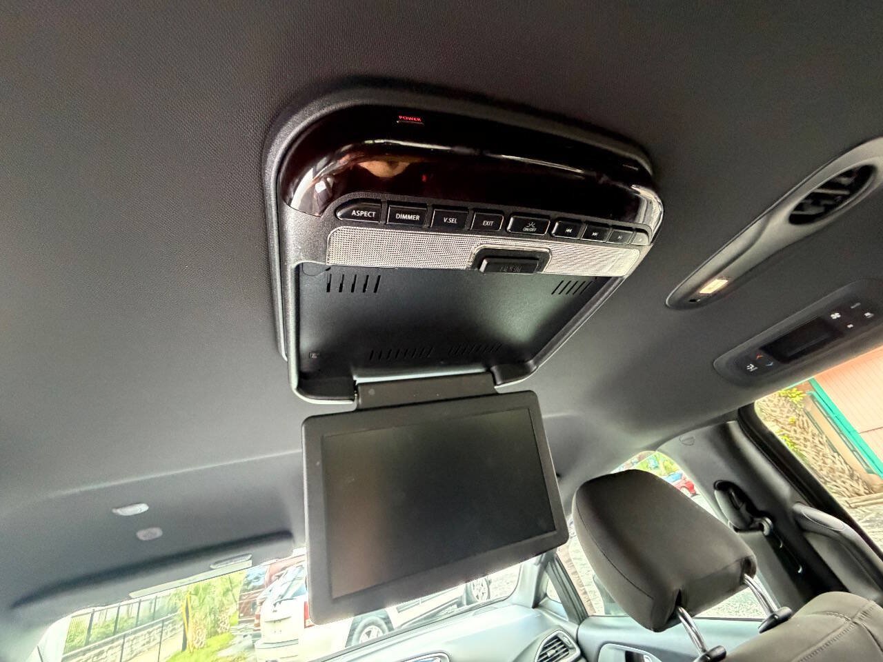 Used 2020 Chrysler Pacifica Touring w/ S Appearance Package FWD image 3