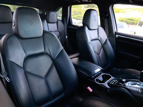 Used 2014 Porsche Cayenne Platinum Edition image 21
