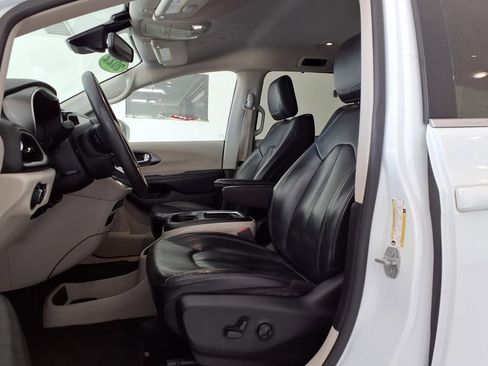Used 2022 Chrysler Pacifica Touring-L FWD image 11
