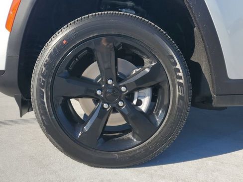 New 2025 Jeep Grand Cherokee L Altitude image 7