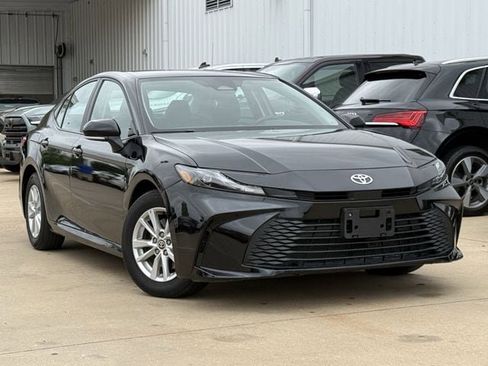 Used 2025 Toyota Camry LE image 2