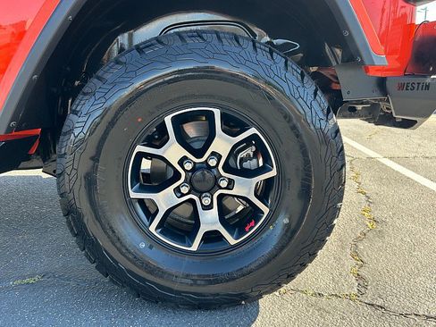 Used 2019 Jeep Wrangler Unlimited Rubicon w/ LED Lighting Group AWD/4WD image 19