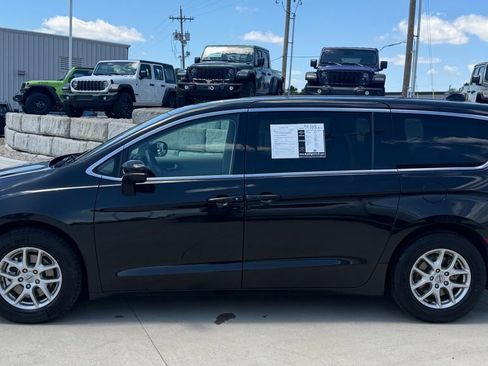 Certified 2023 Chrysler Pacifica Touring-L FWD image 2