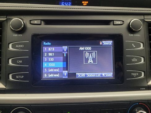 Used 2019 Toyota Highlander LE AWD/4WD image 25