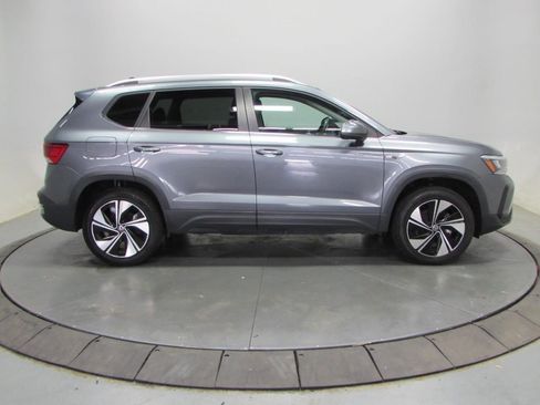 Used 2024 Volkswagen Taos SE AWD/4WD image 8