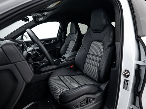 Certified 2025 Porsche Cayenne Turbo AWD/4WD image 5