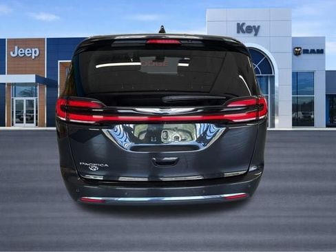 Used 2023 Chrysler Pacifica Touring-L FWD image 5