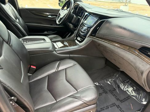 Used 2016 Cadillac Escalade ESV Platinum AWD/4WD image 34