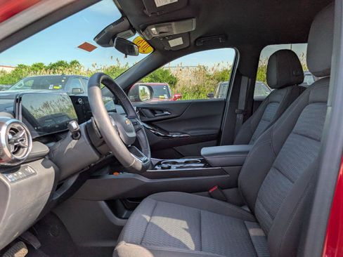 Used 2026 Chevrolet Equinox LT FWD image 9