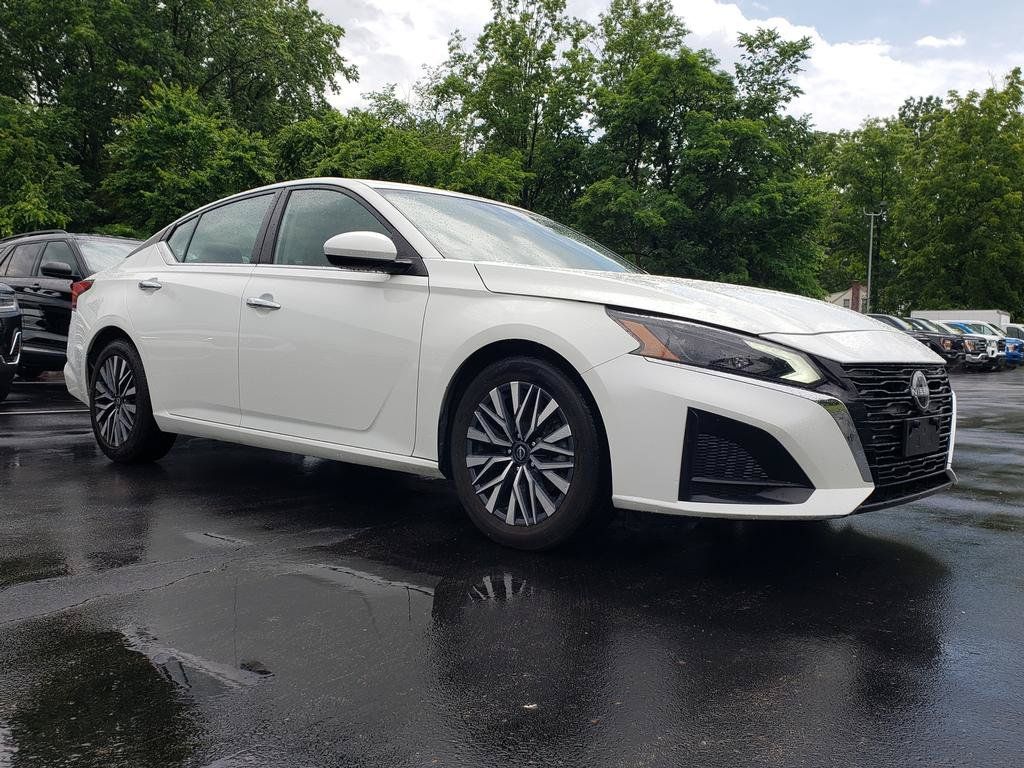 Used 2023 Nissan Altima 2.5 SV FWD image 3