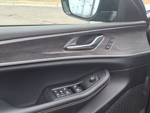 Certified 2025 Jeep Grand Cherokee Limited w/ Black Appearance Package RWD image 9