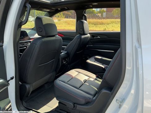 Used 2024 Chevrolet Traverse RS FWD image 13