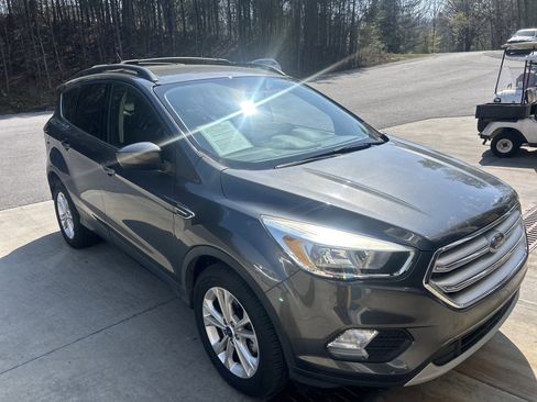Used 2018 Ford Escape SE image 9