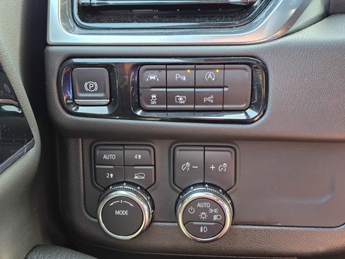 Used 2025 GMC Yukon XL Denali w/ Sun & Power Step Package image 24