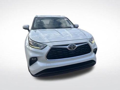 Used 2023 Toyota Highlander Limited FWD image 5