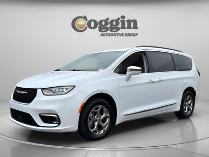 Used 2022 Chrysler Pacifica Limited w/ Uconnect Theater Family Group