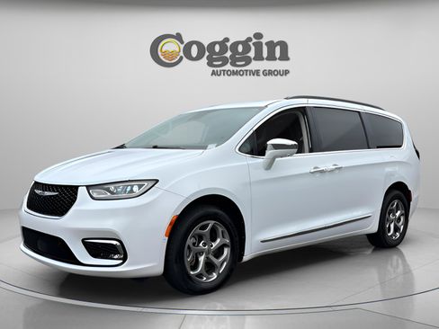 Used 2022 Chrysler Pacifica Limited w/ Uconnect Theater Family Group image 1