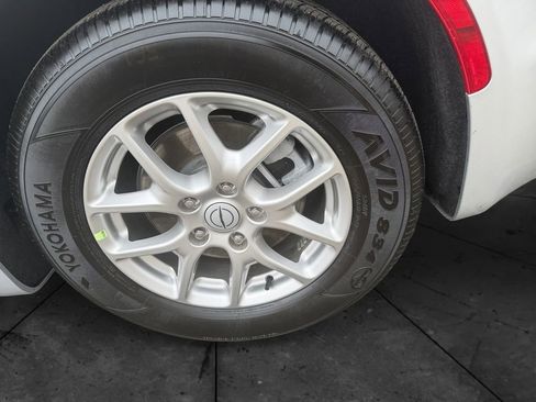 Used 2026 Chrysler Pacifica Select image 28