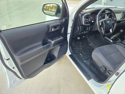 Used 2018 Toyota Tacoma TRD Off-Road image 10