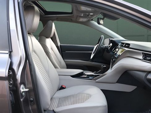 Used 2020 Toyota Camry SE w/ Convenience Package FWD image 22