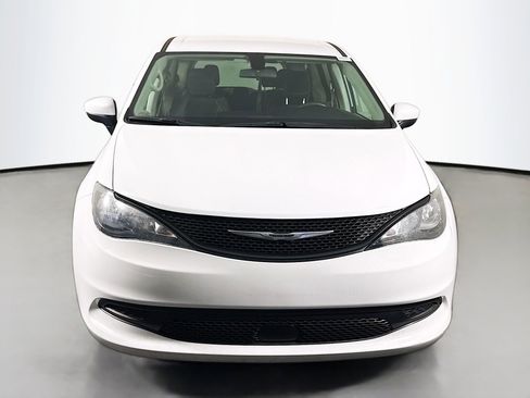 Used 2022 Chrysler Voyager LX image 2