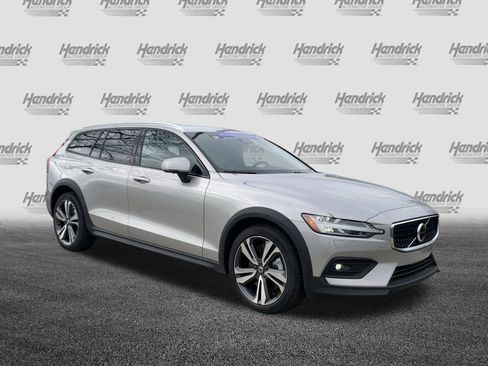 Used 2025 Volvo V60 B5 Cross Country Plus image 2