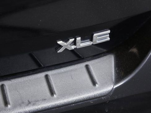 Used 2022 Toyota Highlander XLE image 8