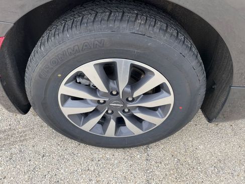 Used 2023 Chrysler Pacifica Touring-L FWD image 33