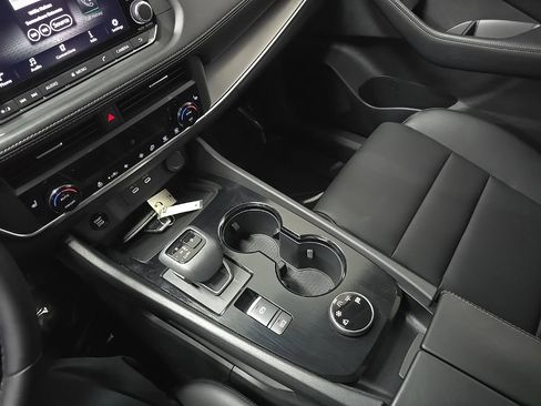 Used 2025 Nissan Rogue SV w/ SV Premium Package image 27