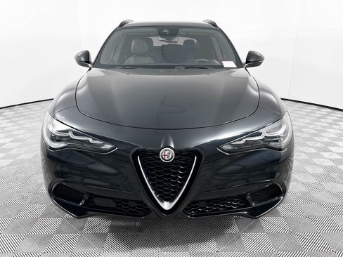 Used 2024 Alfa Romeo Stelvio Ti image 2