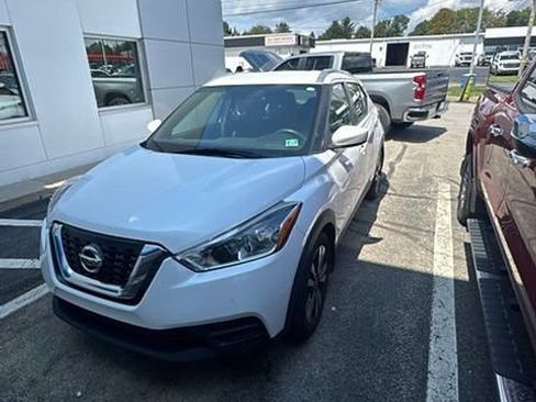 Used 2019 Nissan Kicks SV FWD image 2