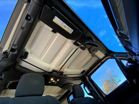 Used 2019 Jeep Wrangler Unlimited Sahara image 13