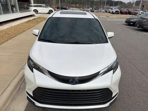 Used 2025 Toyota Sienna XLE image 22