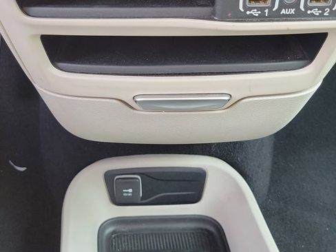 Used 2023 Chrysler Pacifica Touring-L image 30