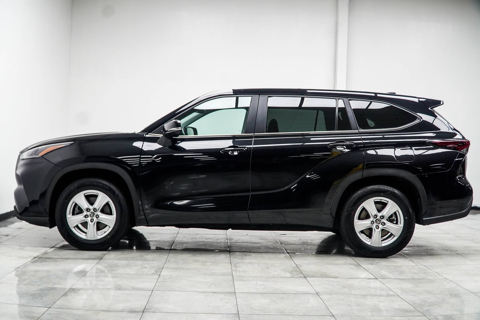 Used 2025 Toyota Highlander LE FWD image 11