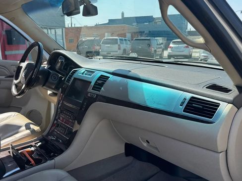 Used 2011 Cadillac Escalade ESV Luxury AWD/4WD image 27