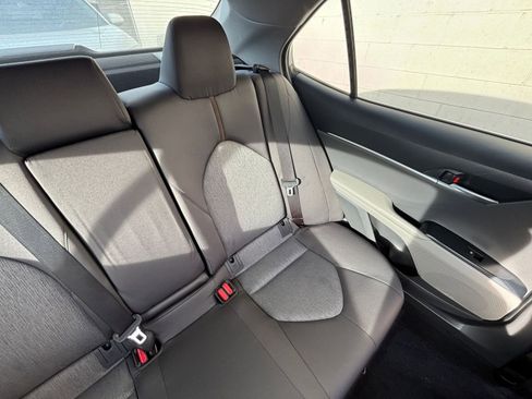 Used 2018 Toyota Camry LE image 37