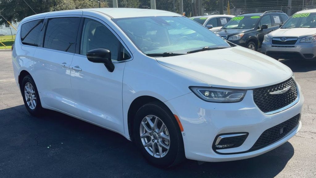 Used 2024 Chrysler Pacifica Touring-L FWD image 2