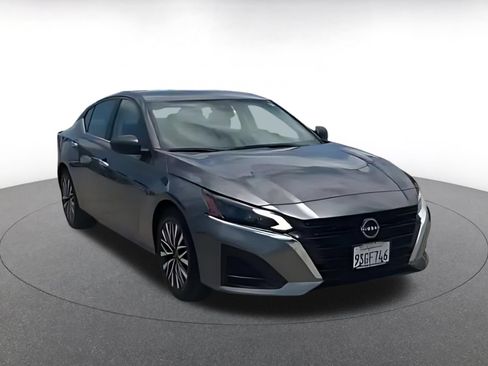 Used 2025 Nissan Altima 2.5 SV FWD image 16