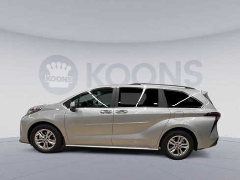 Used 2023 Toyota Sienna XLE image 2