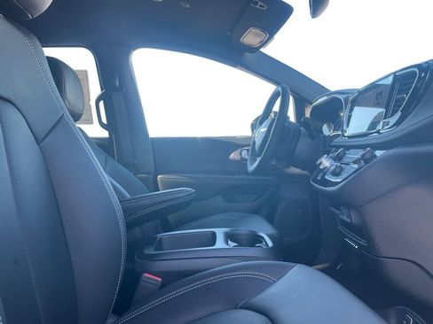 New 2026 Chrysler Pacifica Select image 24