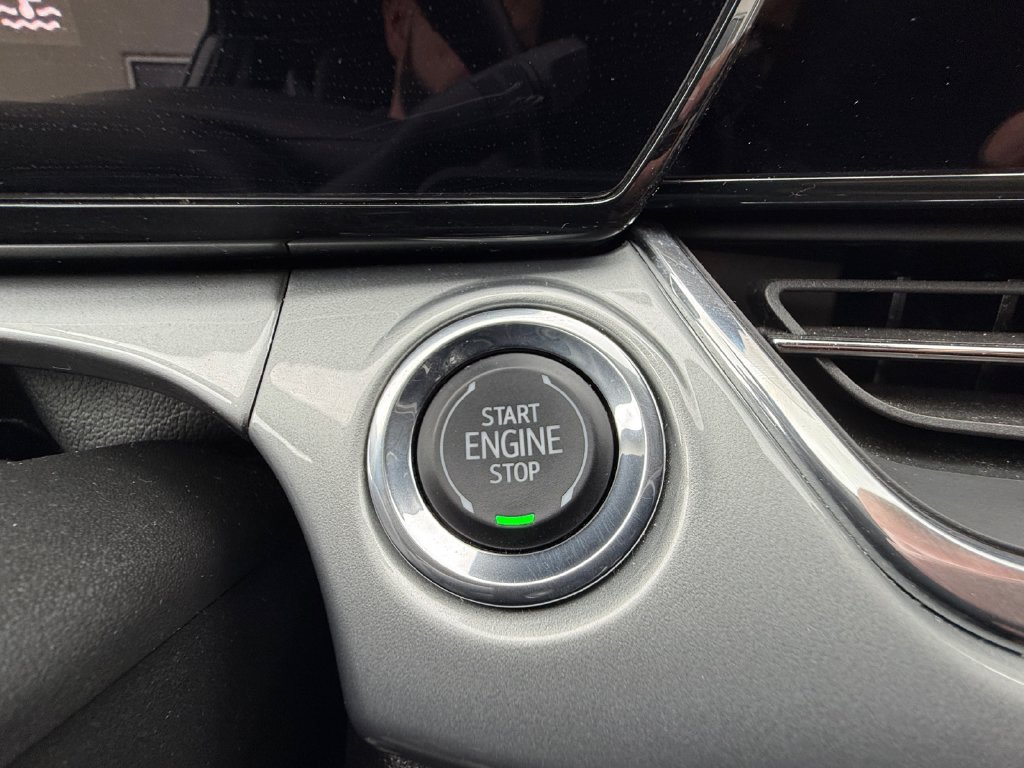 Used 2025 Chevrolet Trax LT w/ LT Convenience Package FWD image 31