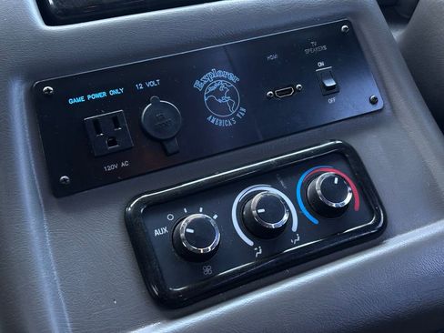 Used 2017 Chevrolet Express 2500 Explorer Limited SE image 9