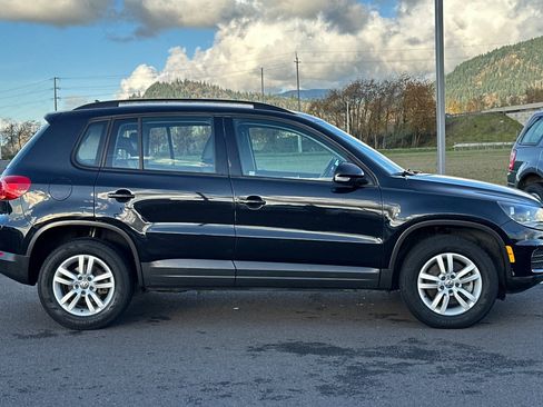 Used 2017 Volkswagen Tiguan S image 2