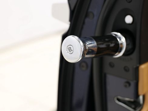 Used 2016 Rolls-Royce Ghost image 13