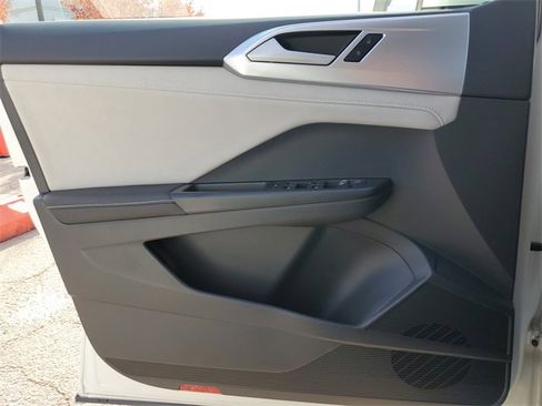 Certified 2025 Volkswagen Taos SE image 29