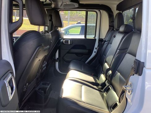 Used 2024 Jeep Gladiator Sport AWD/4WD image 15