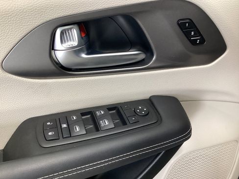 Used 2024 Chrysler Pacifica Touring-L FWD image 14