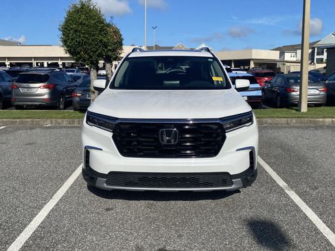 Used 2025 Honda Pilot Touring image 2