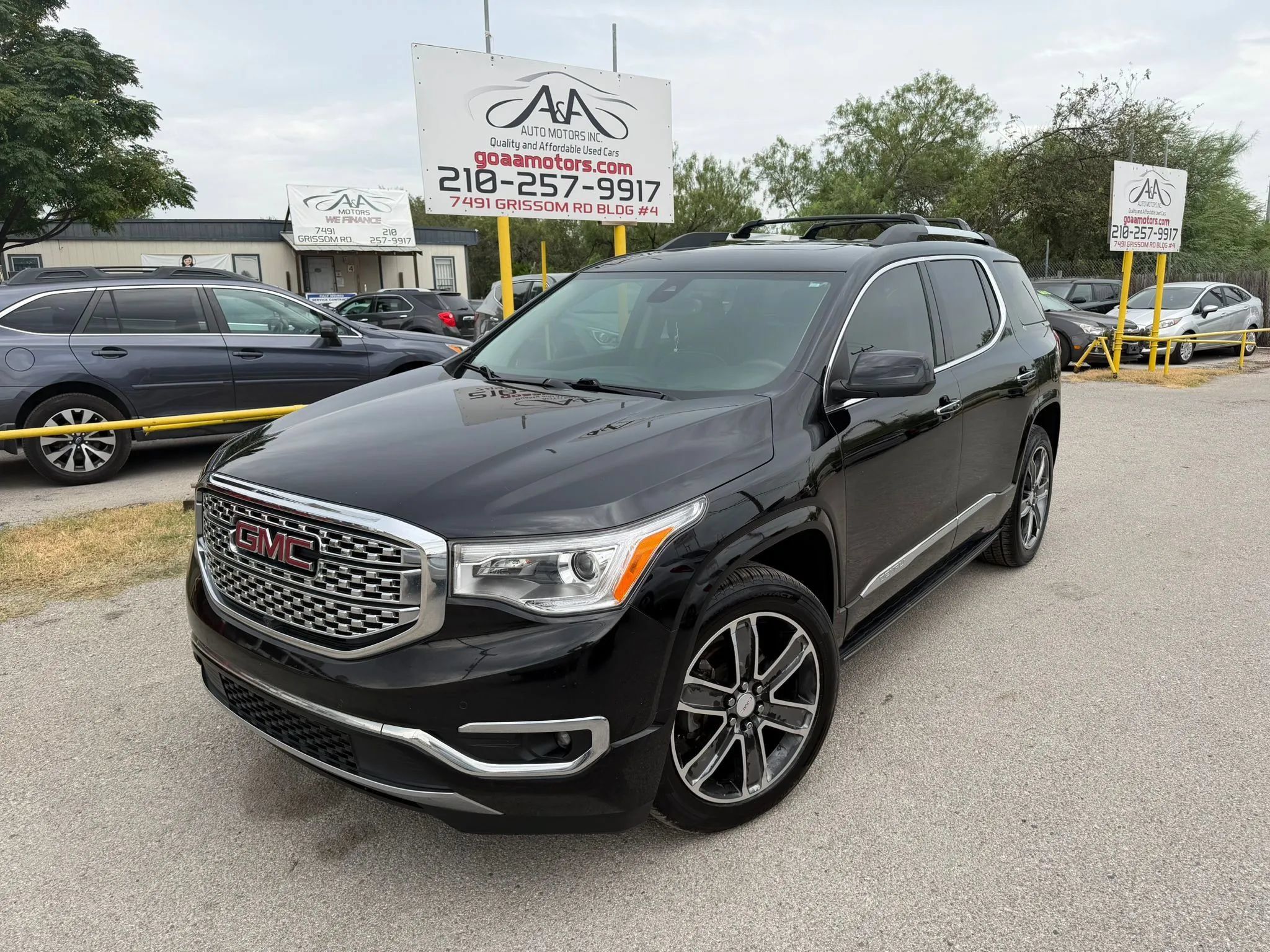 Used 2017 GMC Acadia Denali w/ Technology Package AWD/4WD image 1
